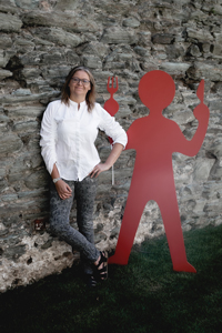 Pressefoto Elke Marksteiner mit Hunger auf Kunst und Kultur-Logoaufsteller